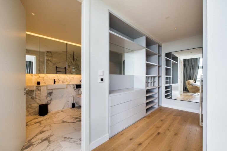 Beautiful Statement Penthouse with Views of London image 35