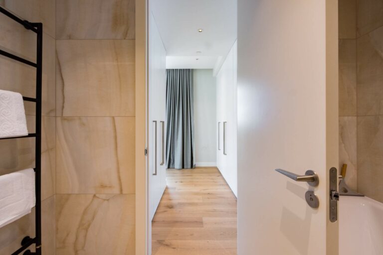 Beautiful Statement Penthouse with Views of London image 10