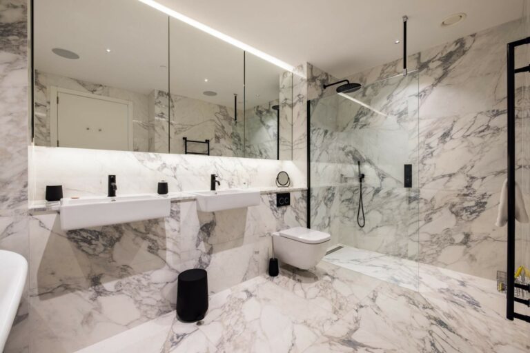 Beautiful Statement Penthouse with Views of London image 29