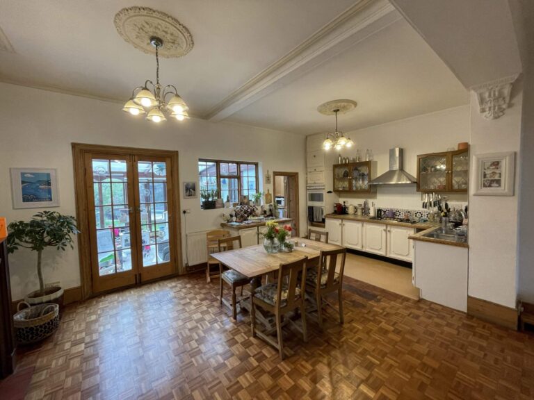 70/80s Family Home image 3