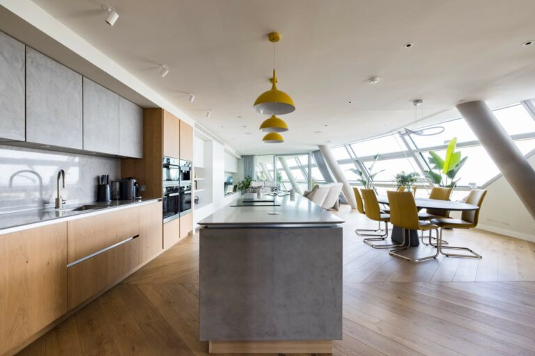 Beautiful Statement Penthouse with Views of London image 12