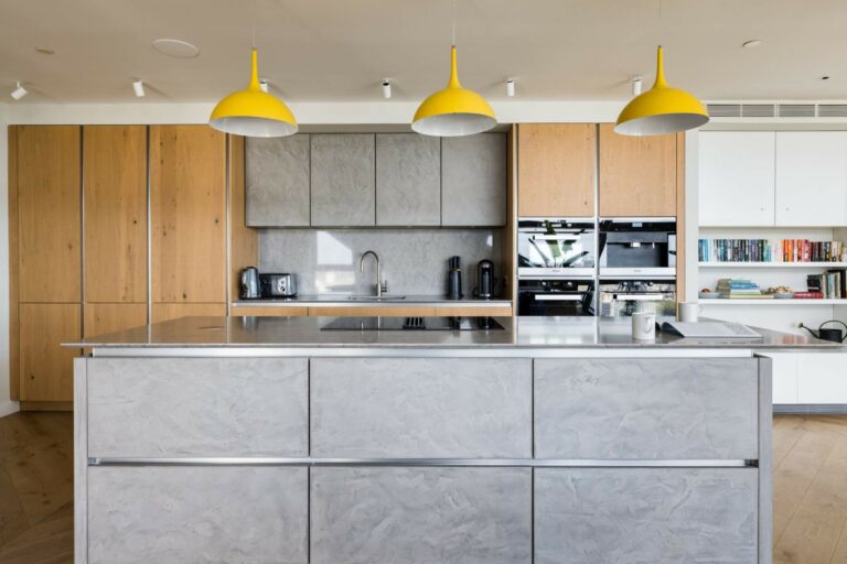 Beautiful Statement Penthouse with Views of London image 13