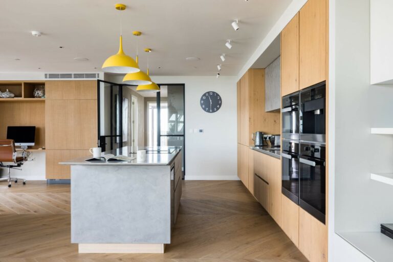 Beautiful Statement Penthouse with Views of London image 14