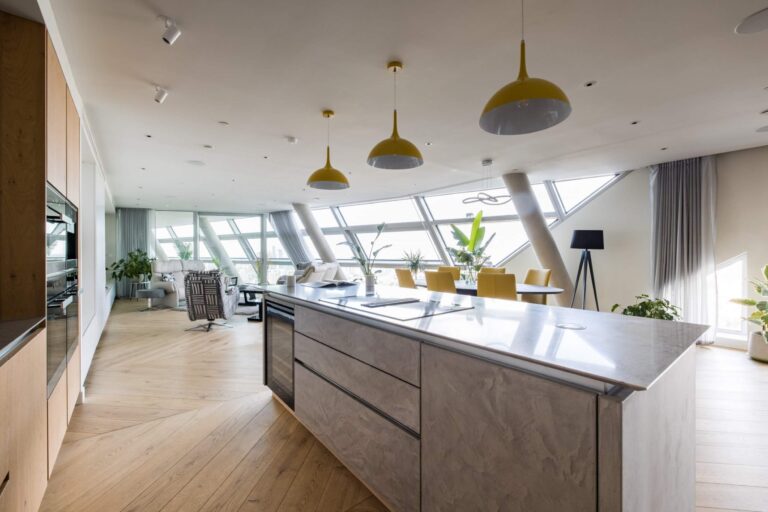 Beautiful Statement Penthouse with Views of London image 2