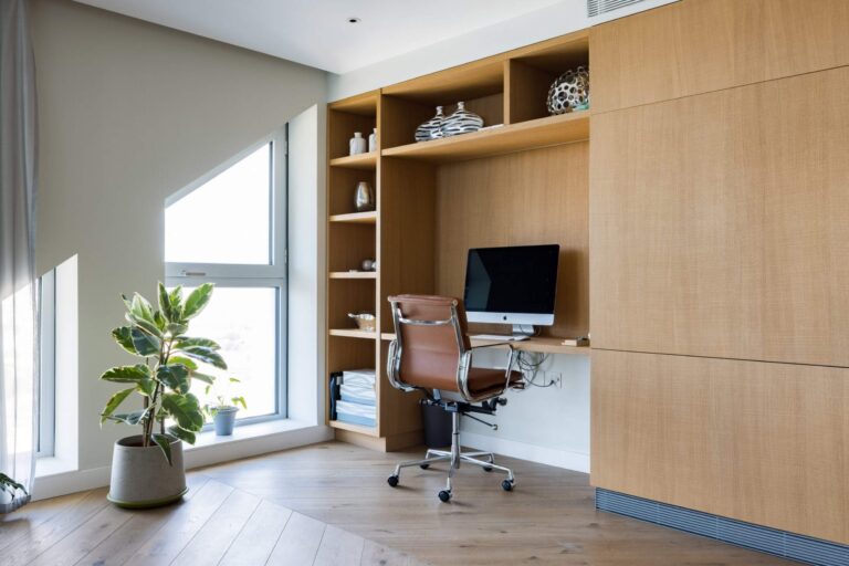 Beautiful Statement Penthouse with Views of London image 15
