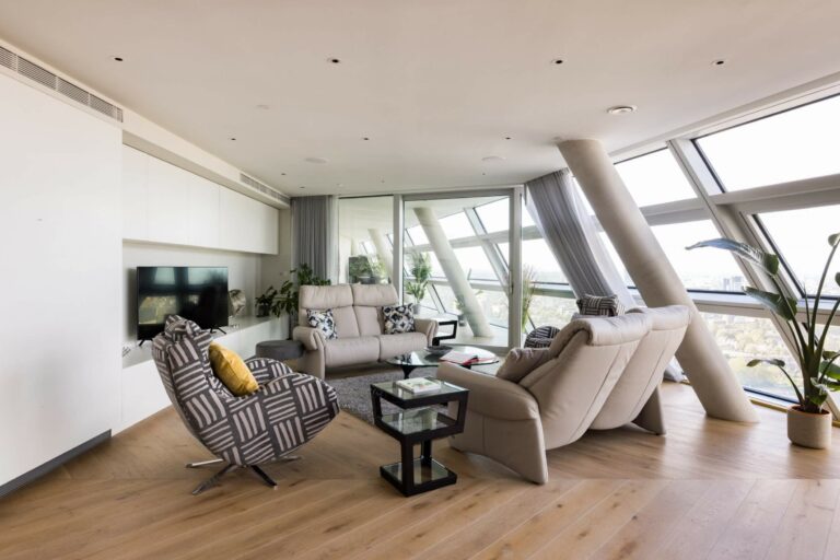 Beautiful Statement Penthouse with Views of London image 17