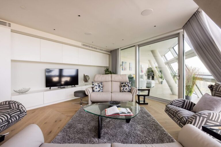 Beautiful Statement Penthouse with Views of London image 18