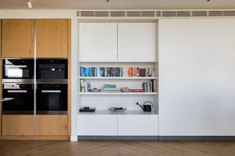 Beautiful Statement Penthouse with Views of London image 19
