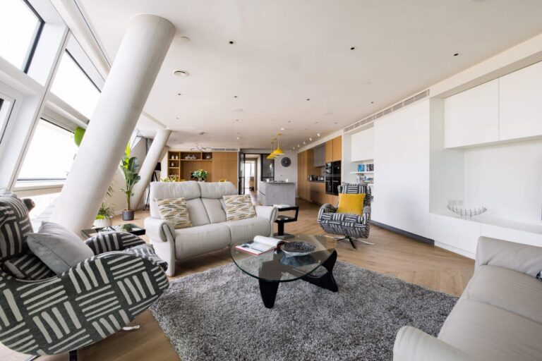 Beautiful Statement Penthouse with Views of London image 20