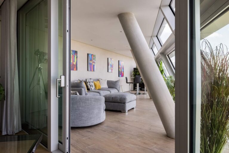 Beautiful Statement Penthouse with Views of London image 3