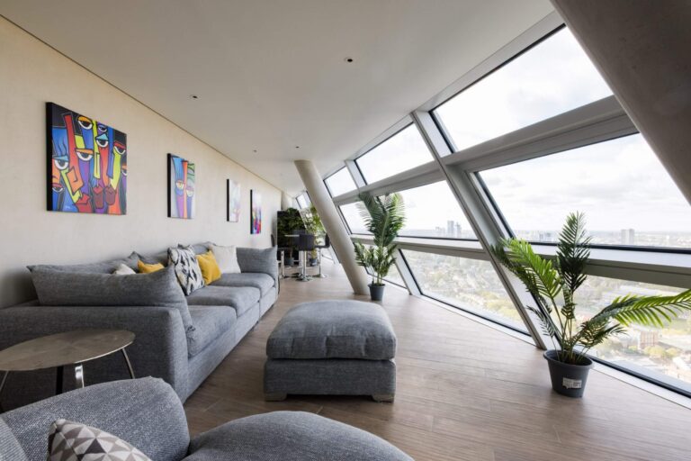Beautiful Statement Penthouse with Views of London image 1