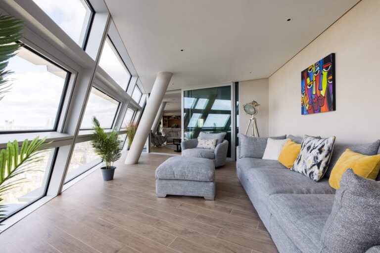Beautiful Statement Penthouse with Views of London image 4