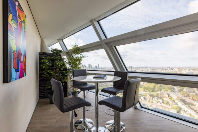 Beautiful Statement Penthouse with Views of London image 5
