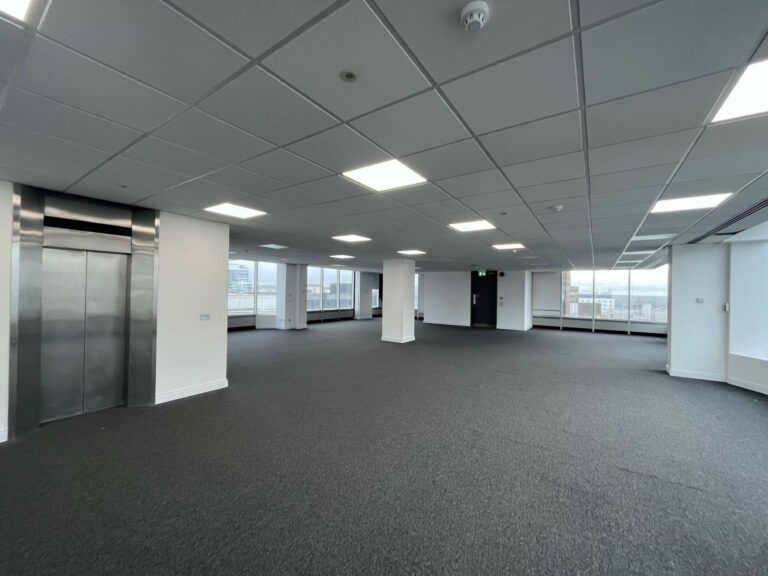 Vacant Croydon Office image 6