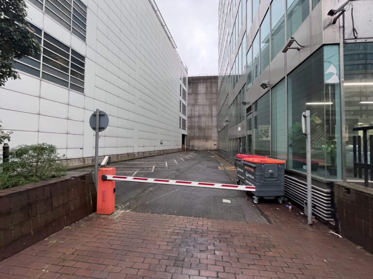 Vacant Croydon Office image 7