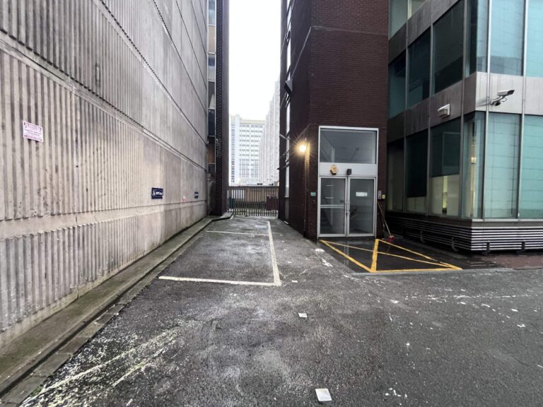Vacant Croydon Office image 8