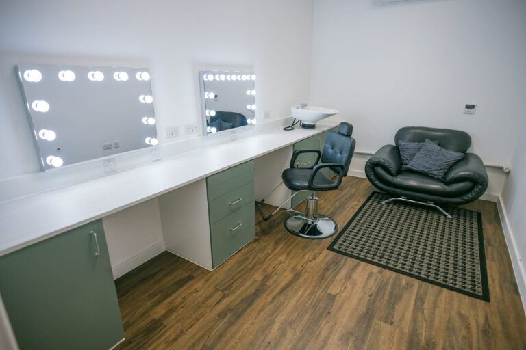 Large Studio in Park Royal image 15