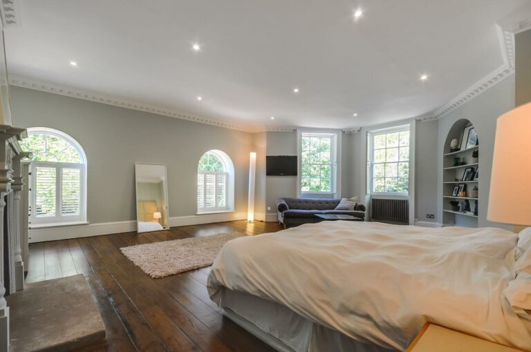 Contemporary Theydon Bois image 24