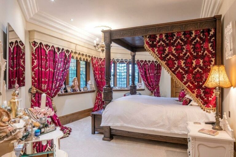 Grand Magical Home in Radlett image 34