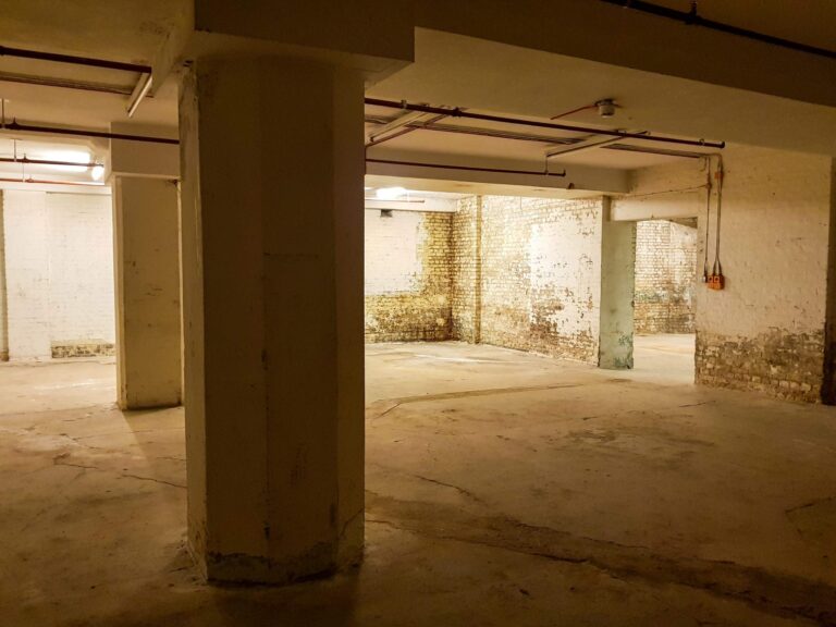 Large Period Warehouse in E3 image 36