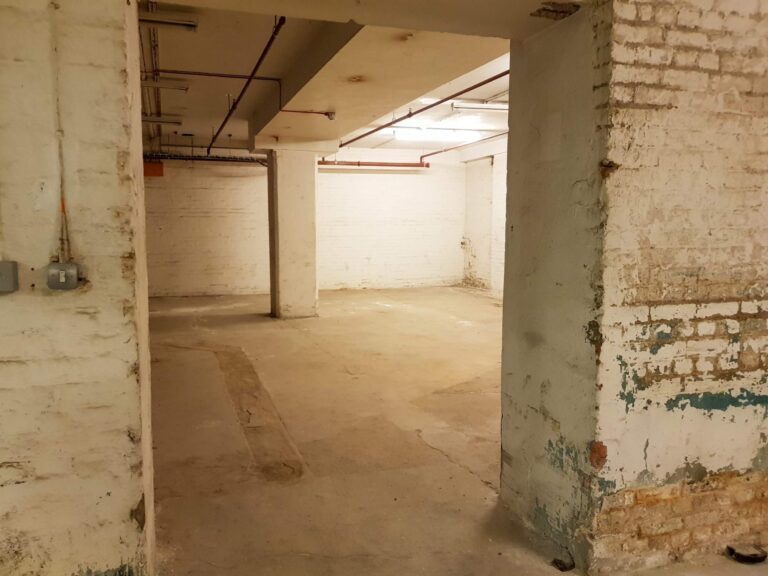Large Period Warehouse in E3 image 38