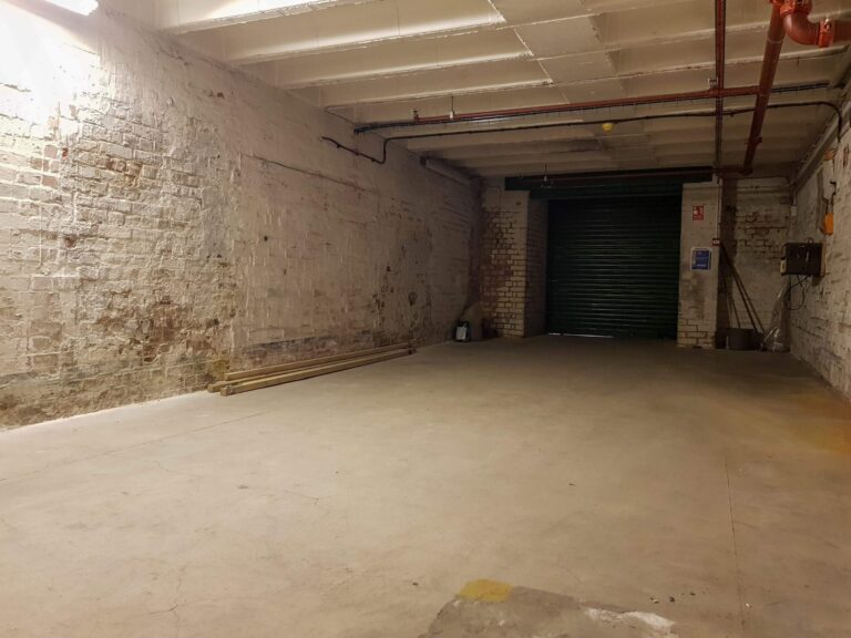 Large Period Warehouse in E3 image 39