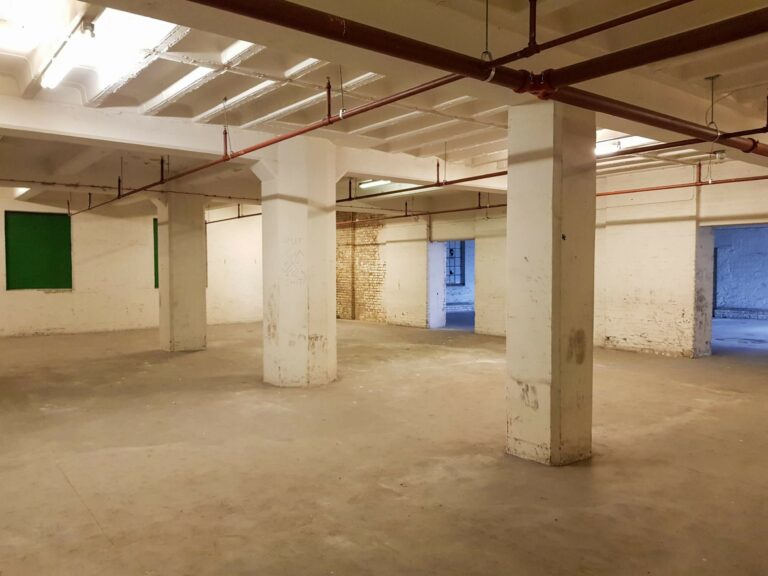 Large Period Warehouse in E3 image 40