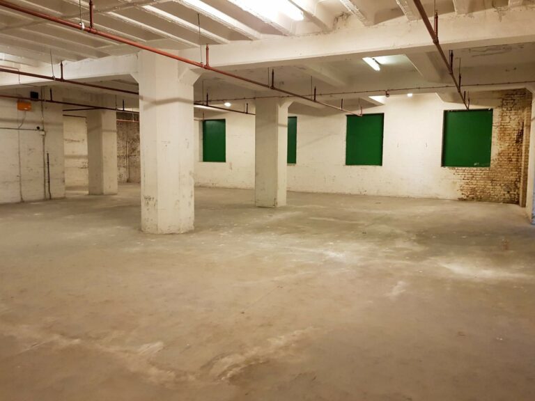 Large Period Warehouse in E3 image 41