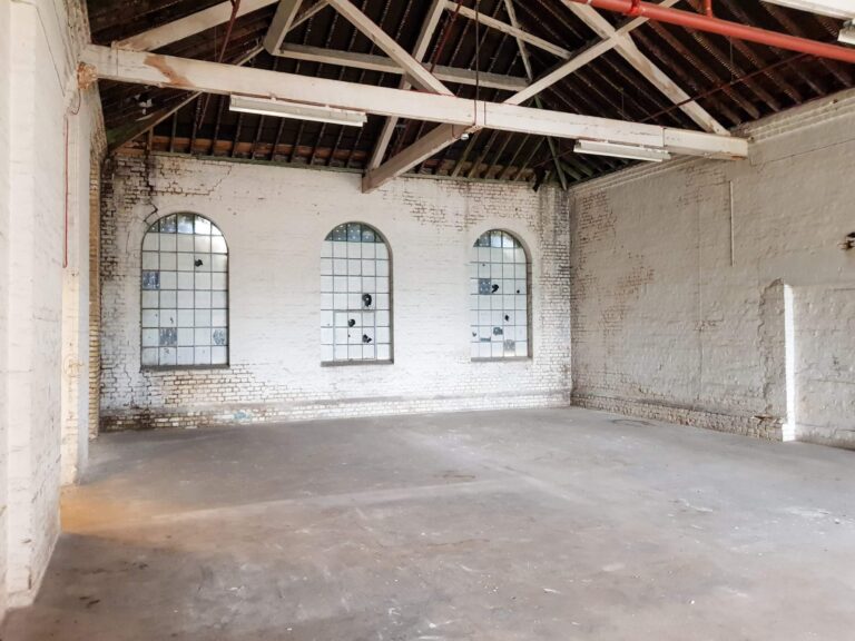Large Period Warehouse in E3 image 2