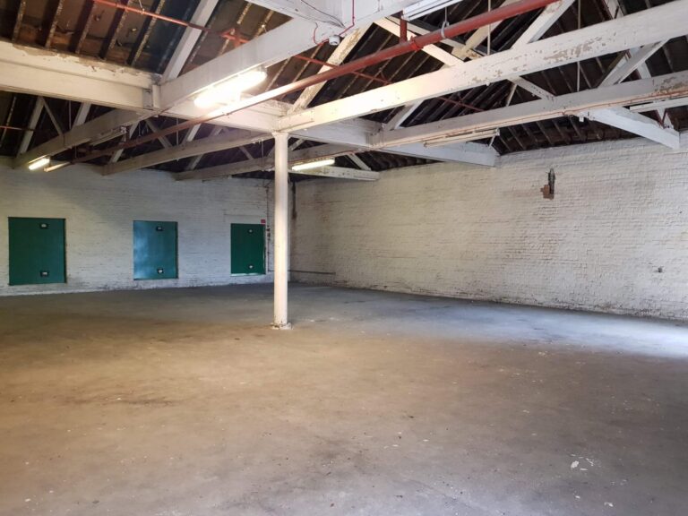 Large Period Warehouse in E3 image 45