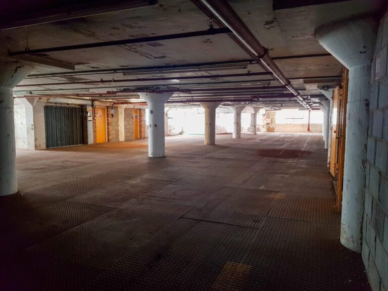 Large Period Warehouse in E3 image 5