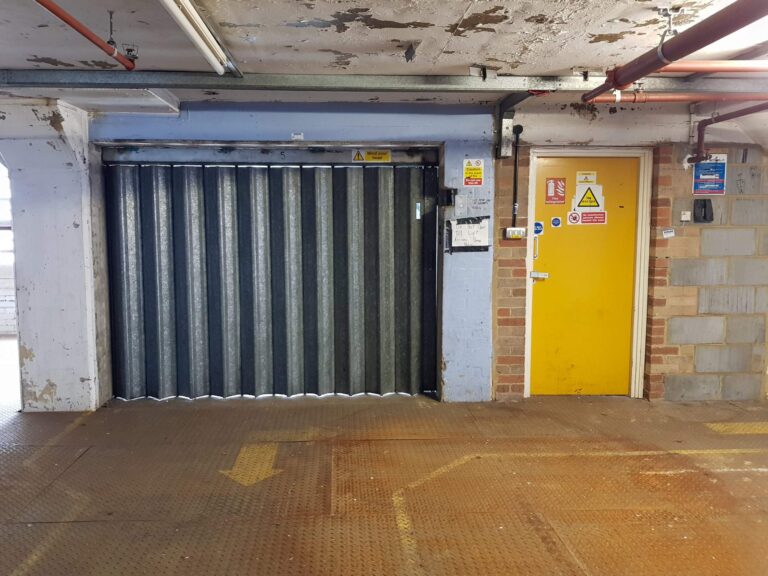 Large Period Warehouse in E3 image 4