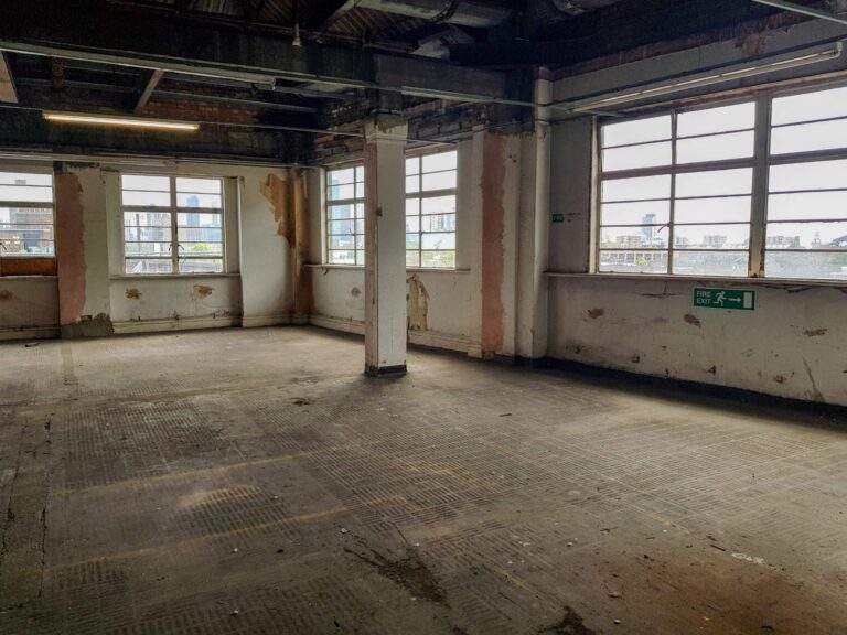 Large Period Warehouse in E3 image 6