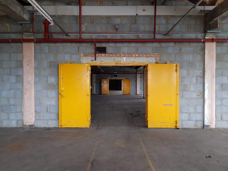 Large Period Warehouse in E3 image 7