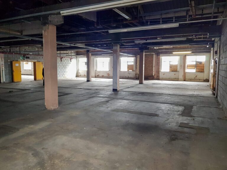 Large Period Warehouse in E3 image 26