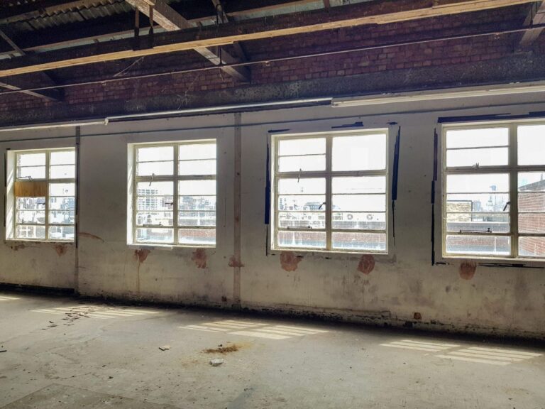 Large Period Warehouse in E3 image 28