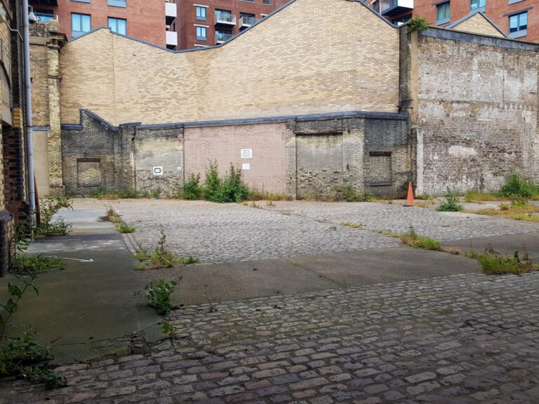 Large Period Warehouse in E3 image 56