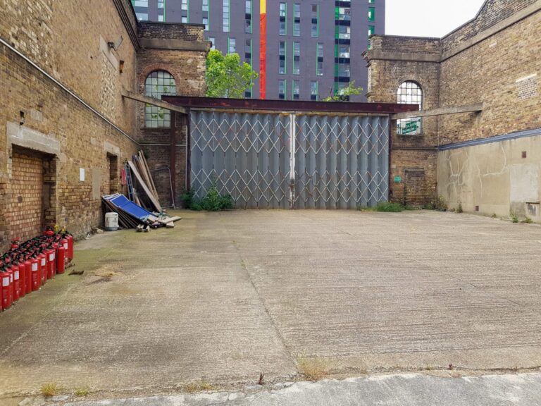 Large Period Warehouse in E3 image 54