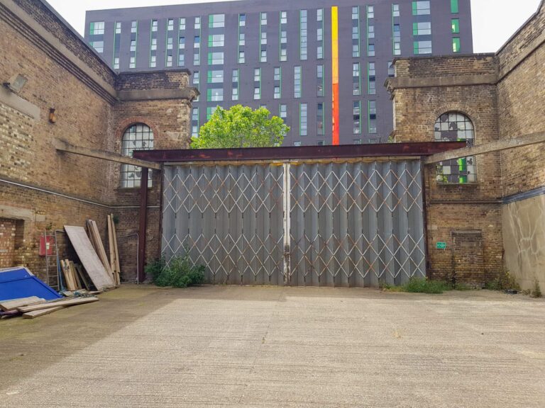 Large Period Warehouse in E3 image 53