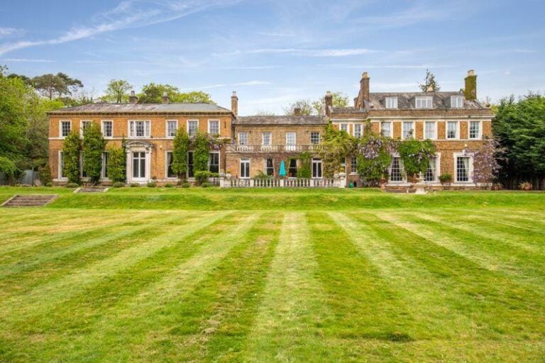 Large Period Manor House in Hertfordshire image 2
