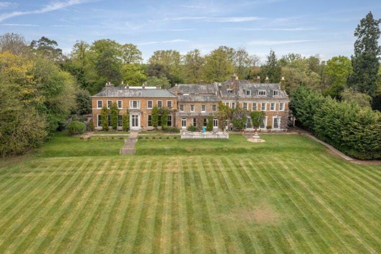Large Period Manor House in Hertfordshire image 24