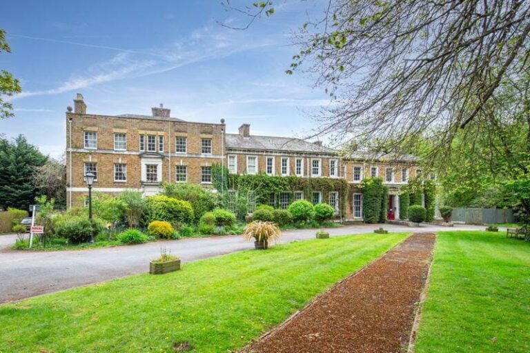 Large Period Manor House in Hertfordshire image 1