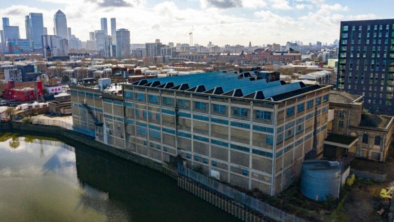 Large Period Warehouse in E3 image 1