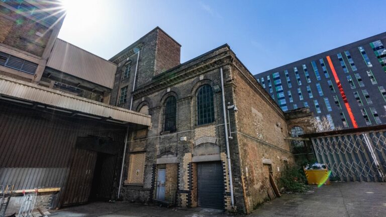 Large Period Warehouse in E3 image 62