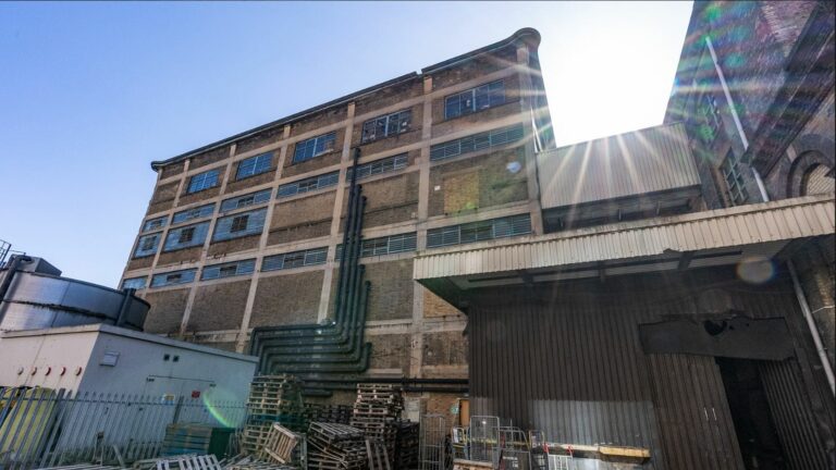 Large Period Warehouse in E3 image 59