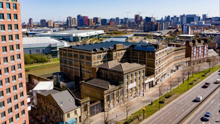 Large Period Warehouse in E3 image 9