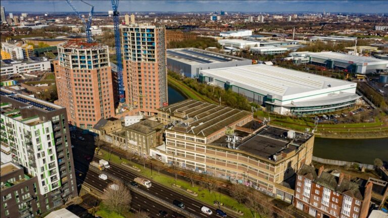 Large Period Warehouse in E3 image 10