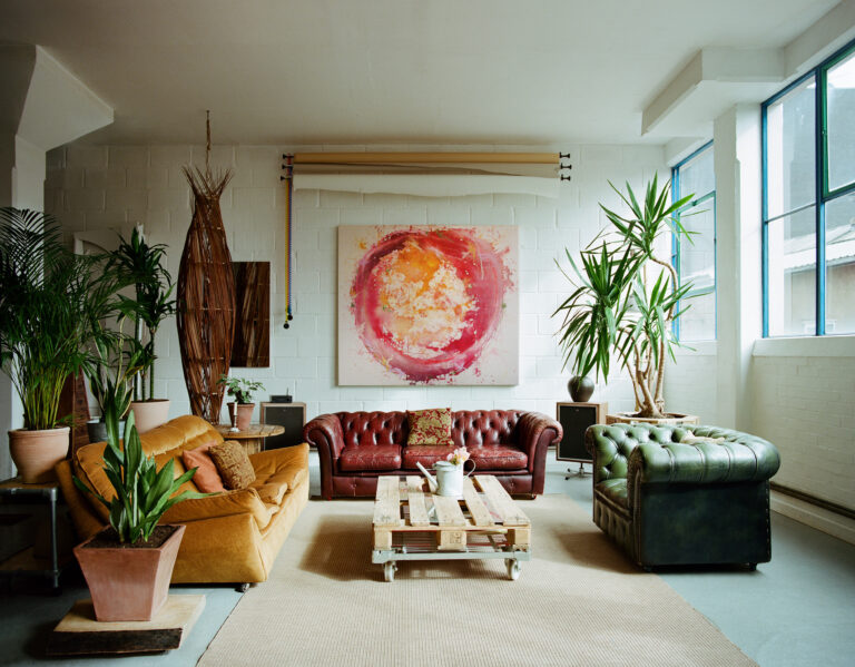Contemporary Apartment with Photo Studio image 1