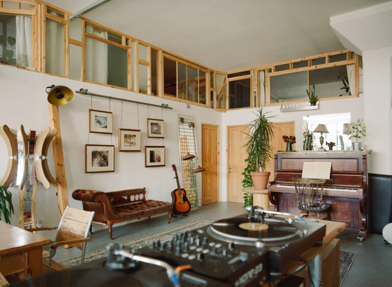 Contemporary Apartment with Photo Studio image 15