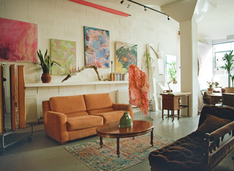Contemporary Apartment with Photo Studio image 12